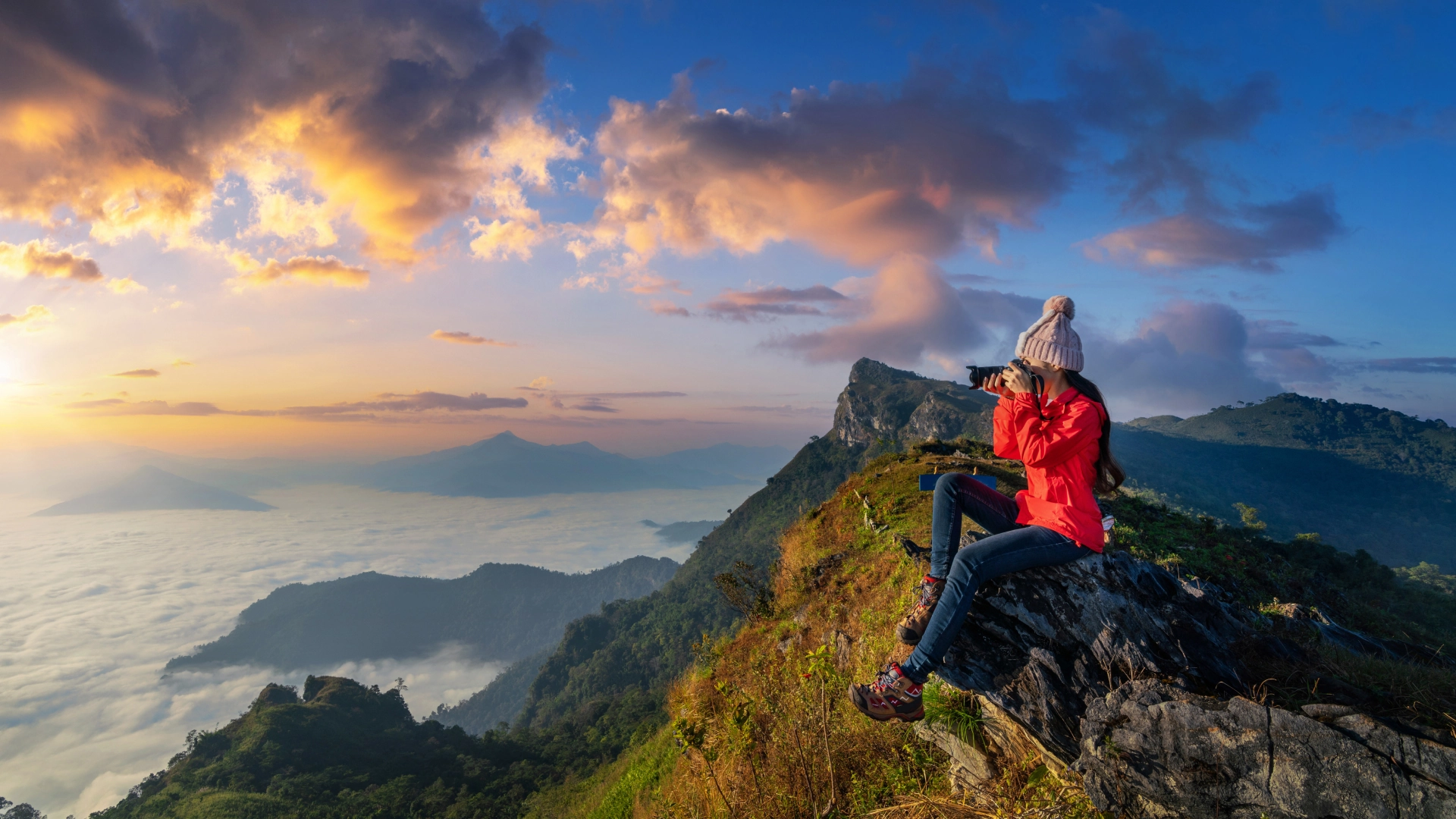Turist fotografiind peisajul din Chiang Rai